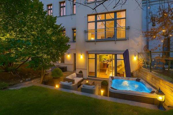 Große Gartenterrasse mit Whirlpool Visualisierung