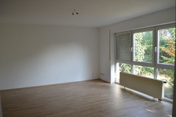 Großes helles Wohnzimmer mit Laminat!