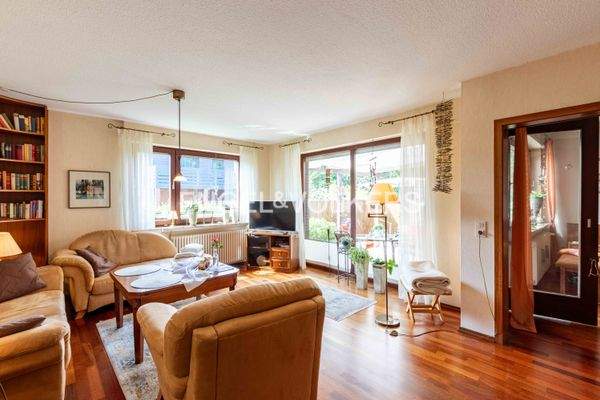 Das helle und freundliche Wohnzimmer mit Zugang zur überdachten Terrasse