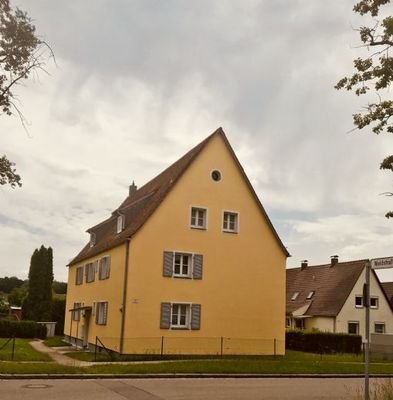 Das Fenster im 1. Stock ist das Badezimmer