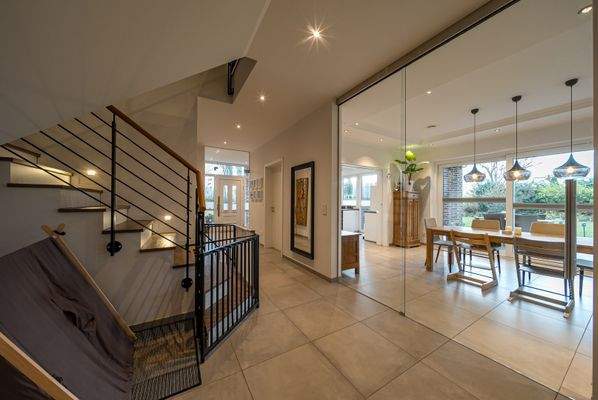 Flur und Treppenaufgang mit Blick in das Esszimmer