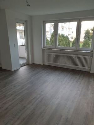 Wohnzimmer und Zugang zum Balkon