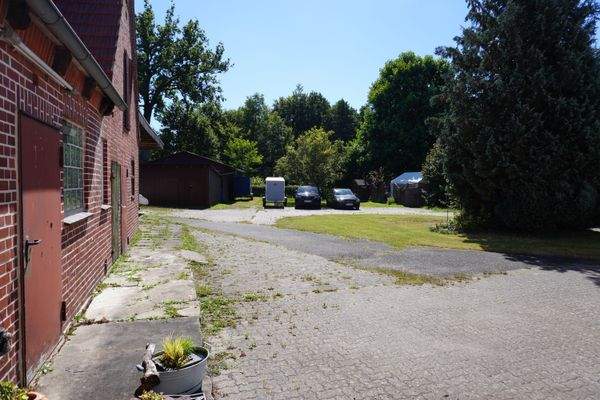Hof mit Bauplatz