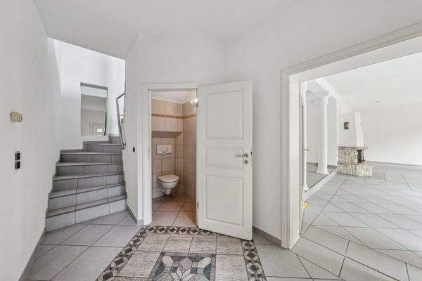 Übergang zur oberen Etage + Gäste-WC