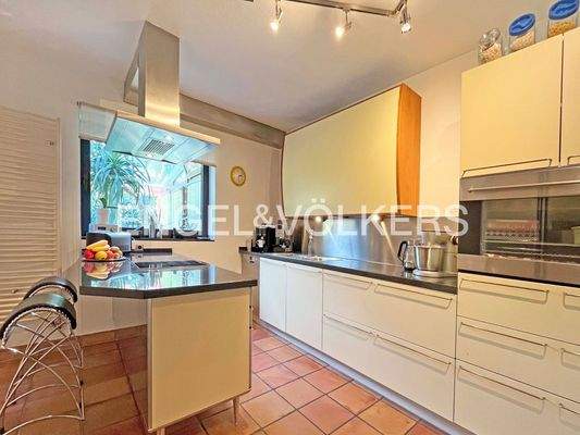 EG: Küche mit hochwertiger Einbauküche