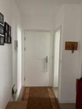 Flur mit weisser Tür