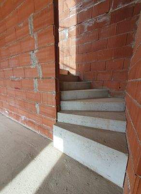 Ob edles Parkett oder hochwertiges Feinsteinzeug - Treppenaufgang vom Wohnraum