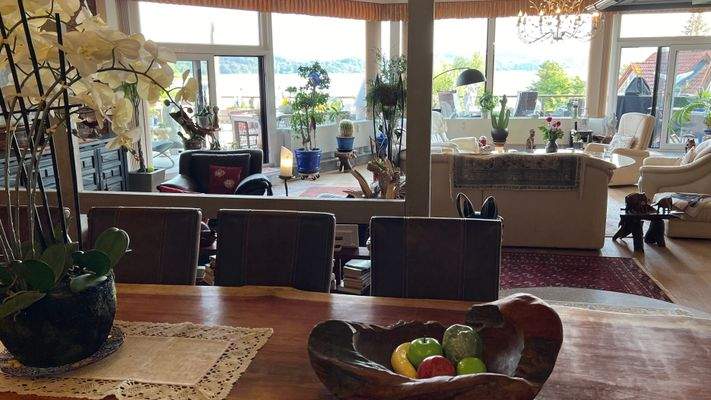 Weitläufiger Wohnbereich mit Empore