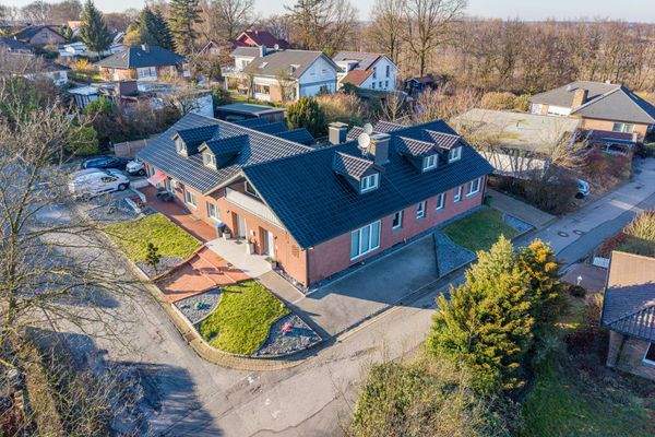 Luftaufnahme - Blick zu den beiden Eingängen (Wohnung 1 links - Hauptwohnung rechts)