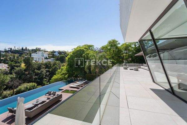 Sea View House with a Spa in Benahavis Malaga