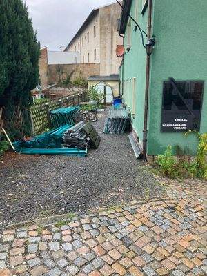 neben Gewerbeeingang