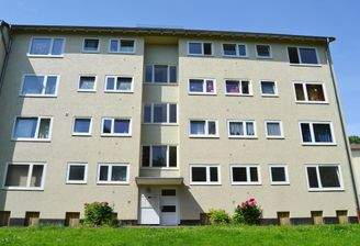 Ansicht eines mehrgeschossigen Wohnhauses mit Treppenhaus