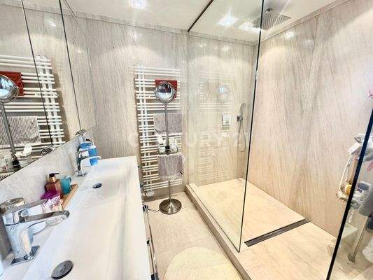 Praktisch und elegant – Ihr Badezimmer für zwei