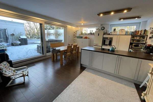 Wohn-/ Esszimmer mit Blick auf die Terrasse