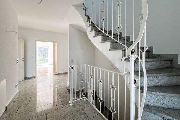 Treppenhaus und Flur EG