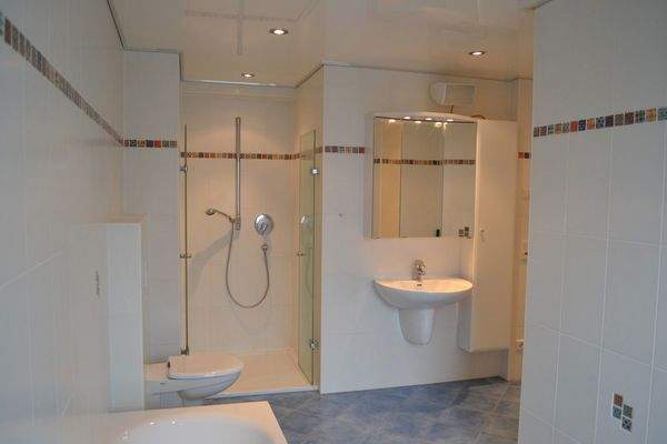 Bad mit Fenster, Dusche, Wanne