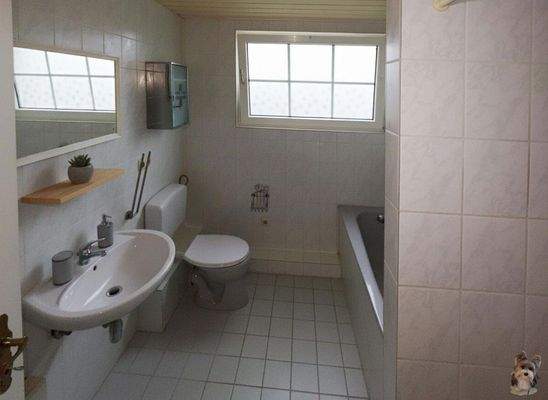 Bad mit Wanne und Dusche