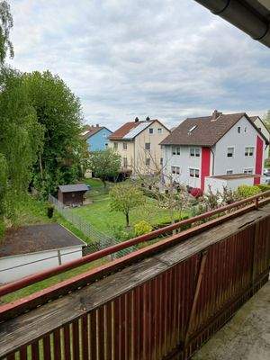 Blick auf Garten und Häuser