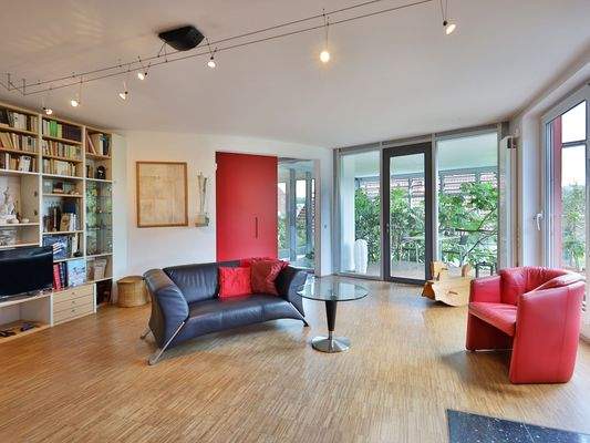 Blick aus dem Wohnbereich zum Wintergarten