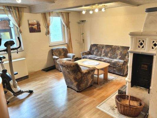 Wohnzimmer mit Kaminofen (EG)
