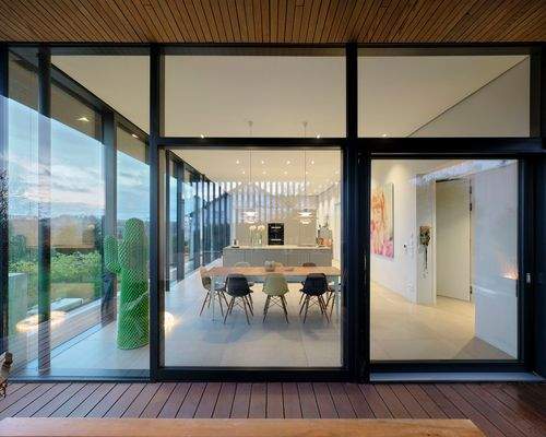 Blick in die Küche und Essbereich