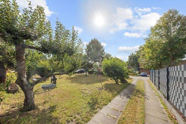 Auffahrt mit Blick zur Straße