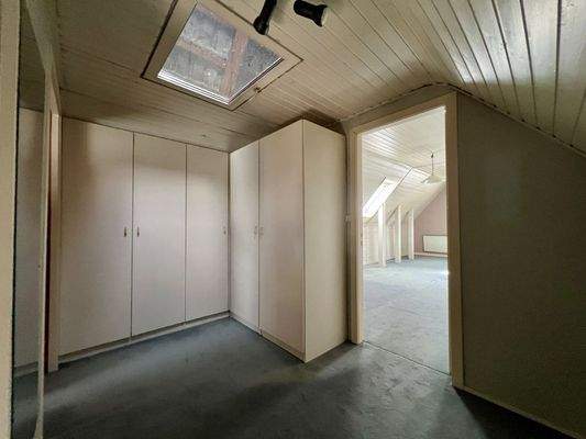 Diele im Dachspitz mit Schränken