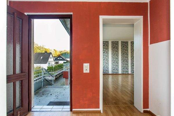 Eingangsdiele mit Blick Haustür und Wohnen