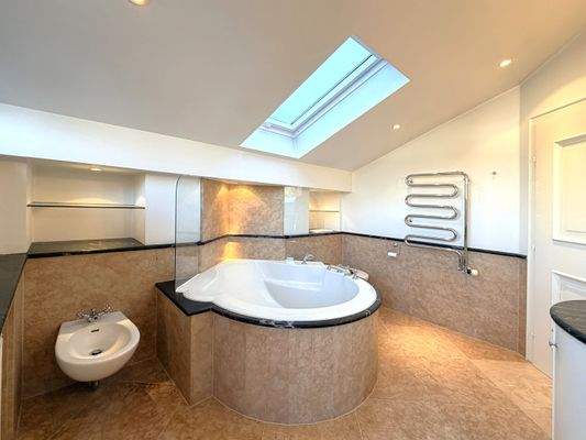 Badezimmer mit hochwertiger Ausstattung (DG)