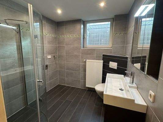 KG |&nbsp;Keller |&nbsp;derzeit Einliegerwhg. | Bad | Blick auf Fenster