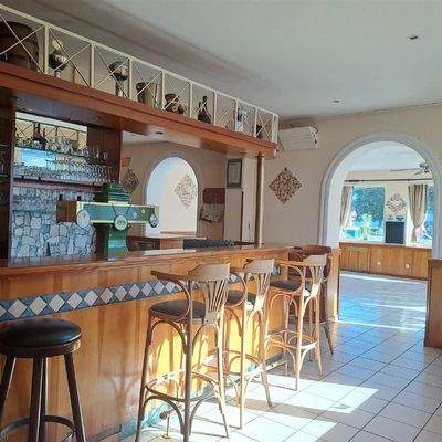 Bar mit Blick in den Gastraum