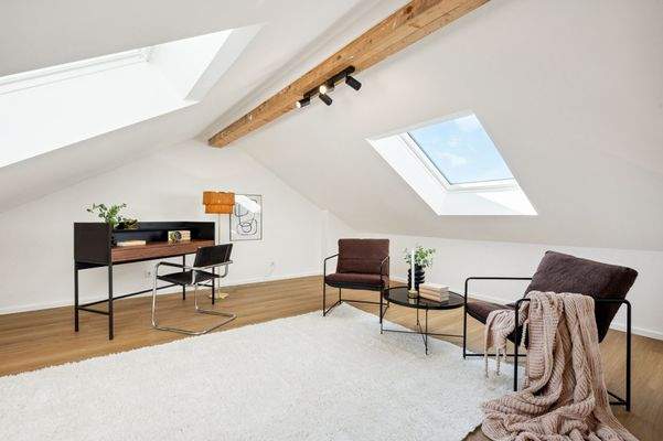 Dachgeschoss mit viel Stellplatzmöglichkeit Büro
