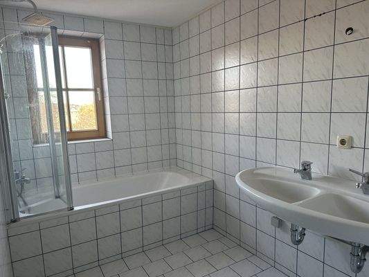 Tageslichtbad mit Wanne