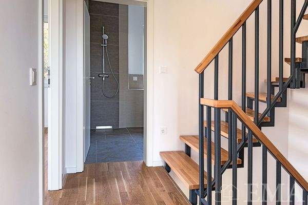 Flur mit Treppe ins Dachgeschoss