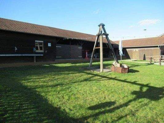 Nebengebäude Pferde und Reiter, Garten