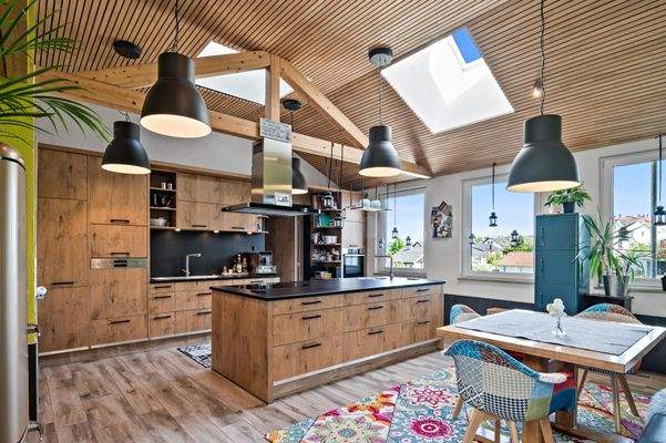 Hochwertige Küche mit Essplatz