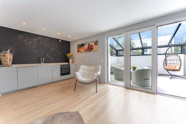 Wohnbereich im Erdgeschoss mit Küchenzeile und Ausgang zur Terrasse