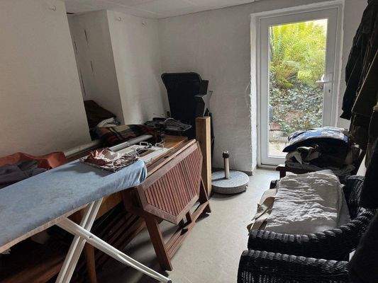 Kellerraum mit Ausgang zum Garten