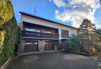 Ansicht mit Eingangsbereich und Zufahrt