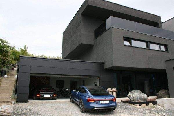 Blick von der Auffahrt aus das Haus