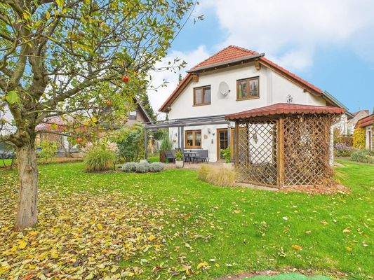 Gartenbereich mit Blick auf die Immobilie