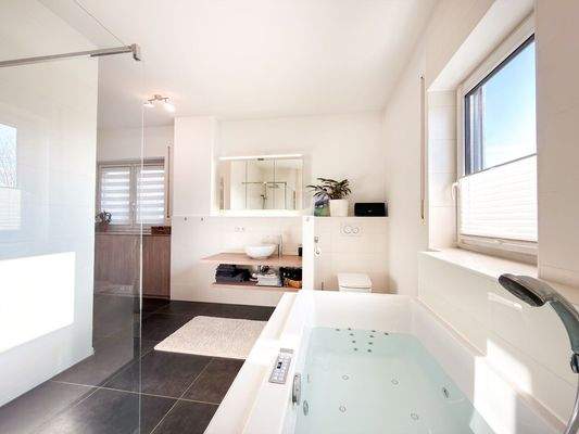 Masterbad mit Whirlpool-Badewanne und ebenerdiger Dusche
