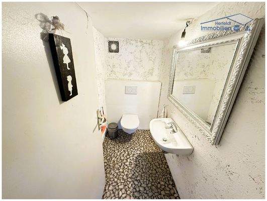 Gäste-WC in klassischem Weiß