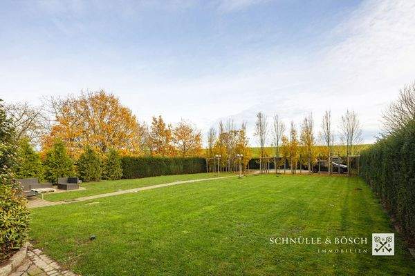 Eine großzügige Einfahrt auf das Grundstück