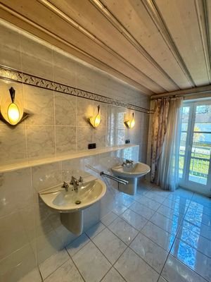Badezimmer im Obergeschoss