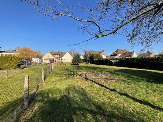 Blick in den Garten und auf das noch zu bebauende Grundstück