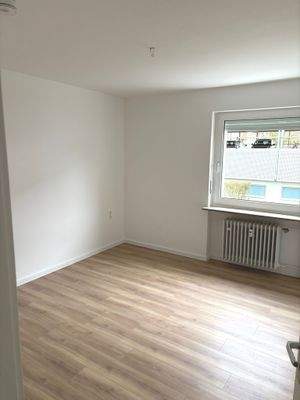 Leeres Zimmer mit Fenster