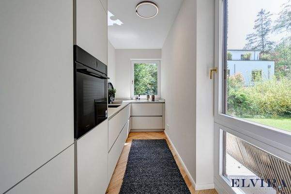 Elegante, hochwertig ausgestattete Einbauküche mit zeitlosem Design