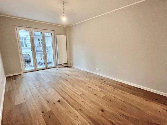 Wohnzimmer mit Balkonzugang