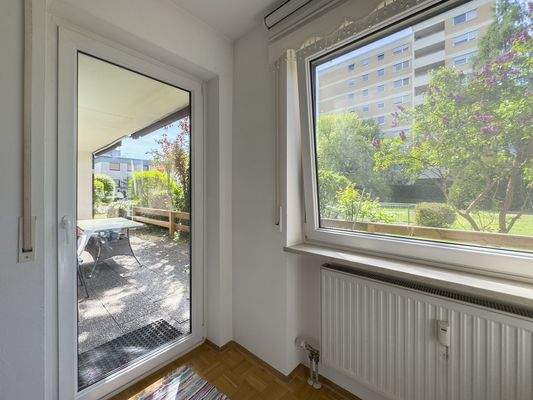 Ausblick auf sonnige, grüne Terrasse